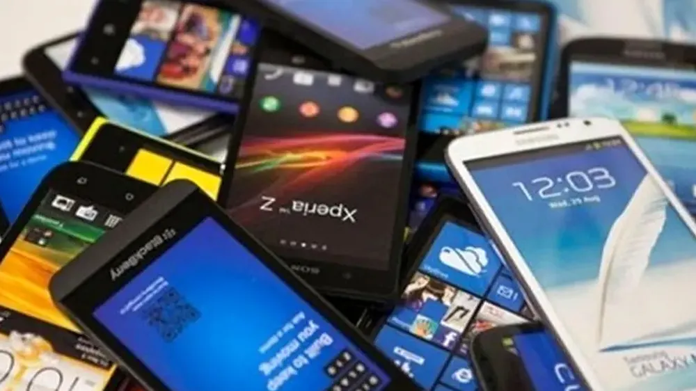 Taliban: Teachers and Education Staff with Smartphones Will Be Dismissed