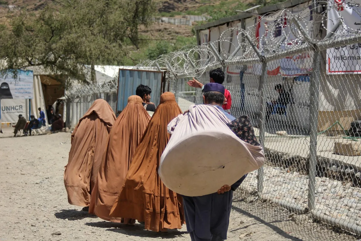MSF Says Afghan Refugee Woman Miscarried After Pakistani Police Raid Her Home