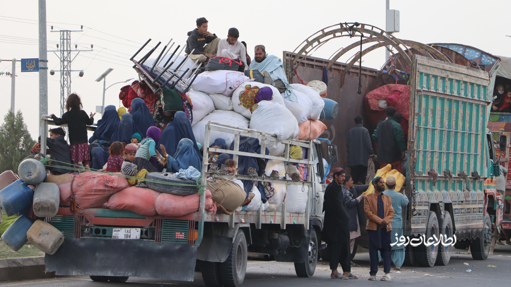 More Than 2,000 Afghans Return Through Pakistan and Iran Border Crossings in One Day